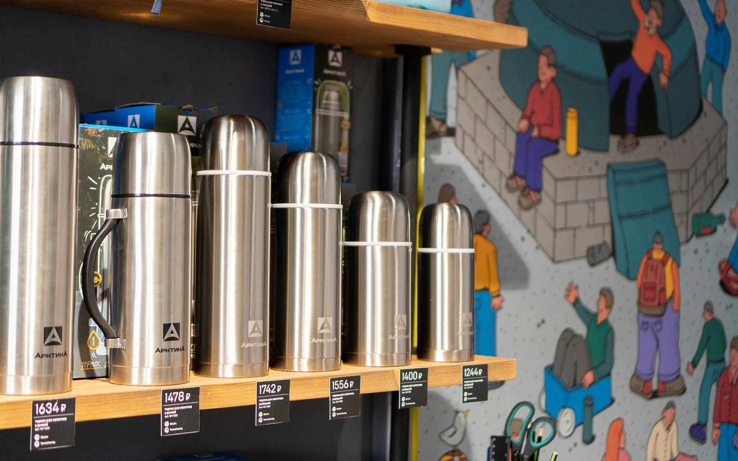 В магазине «Арктики» на Арбате посетителей ждал сюрприз: расписанные стены с миниатюрами. Стиль художника Алексея Шумова – комический жанр с множественными мелкими деталями.