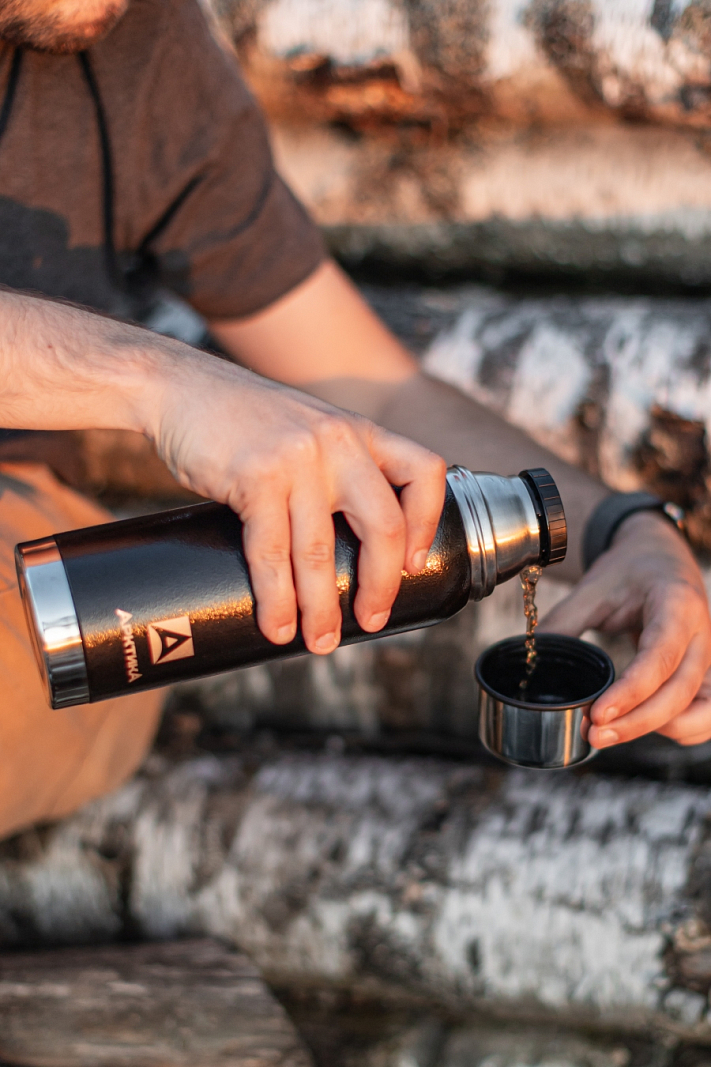 Термос 0.75л серии 106 чёрный с ситечком и молотковой эмалью - 4