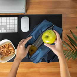 Надежно защищает