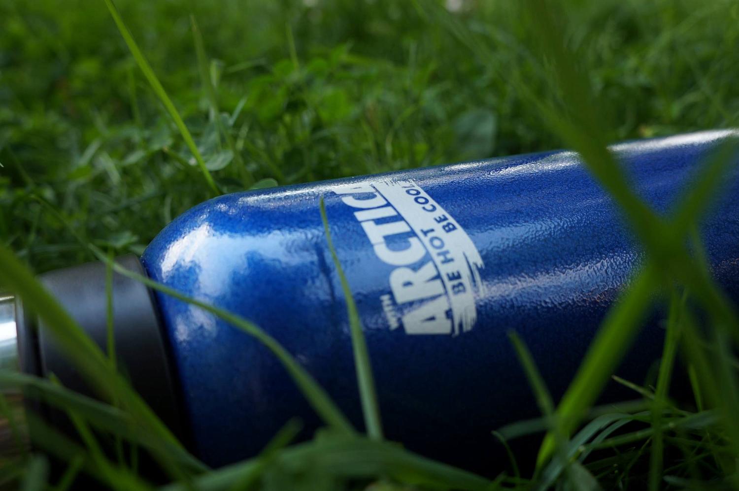 За 15 лет логотип «Арктики» менялся четырежды: надпись была кириллицей и латиницей, со слоганом c игрой слов «Be hot, be cool» («Будь горячим \ холодным» и «Зажигай и будь крутым»), с медведем, а потом появилась лаконичная буква «А».