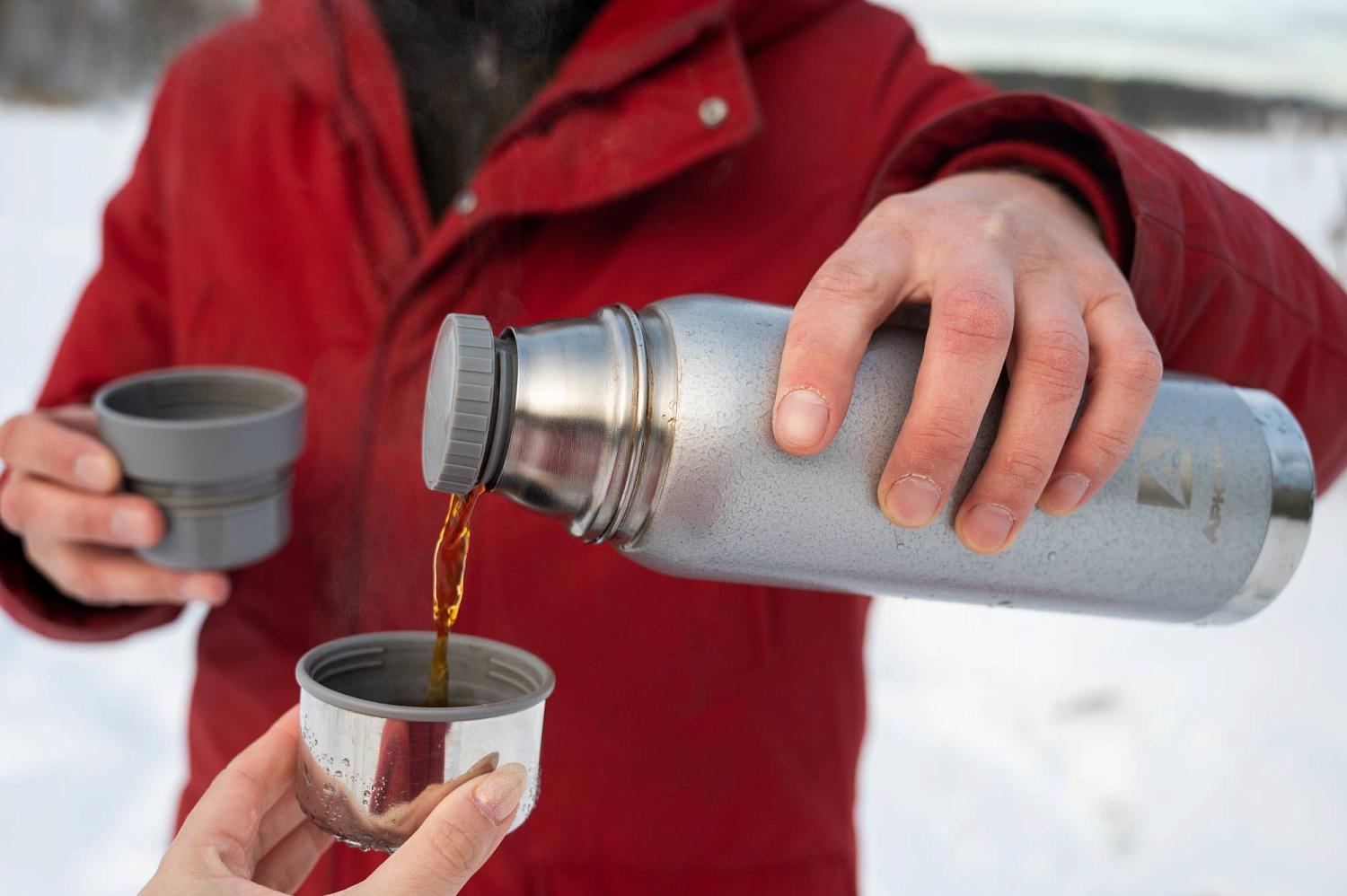 У термоса «Арктика» серии 106 в комплекте сразу две чашки – это решает вопрос гигиеничного использования одной емкости на двоих и помогает устроить дружный перерыв, где бы вы ни находились.