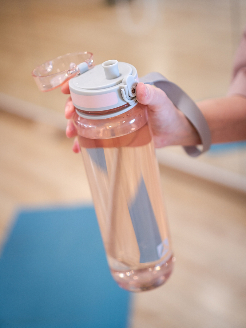 Тритановая бутылка 1л серии 720 глянцевая розовая с ситечком - 10