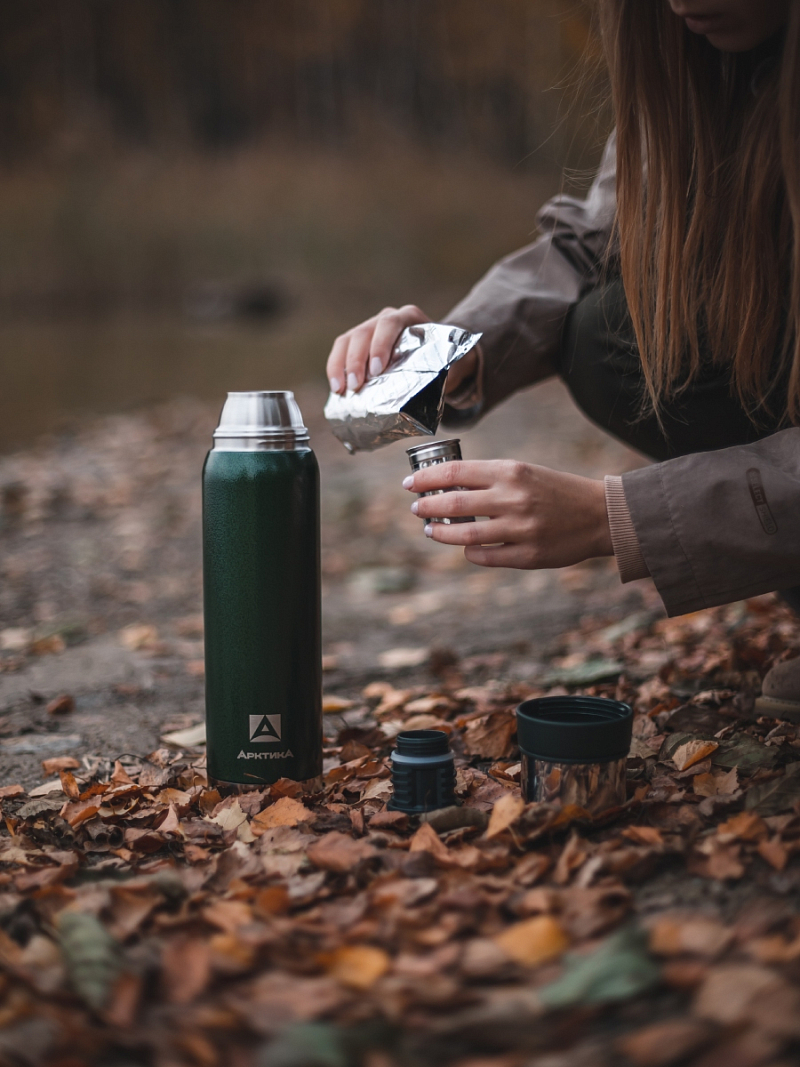 Термос серии 106 на 0.9л зелёный с ситечком и молотковой эмалью - 4