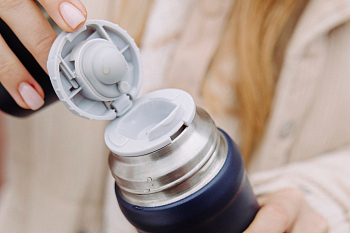 Пробка с откидной крышкой