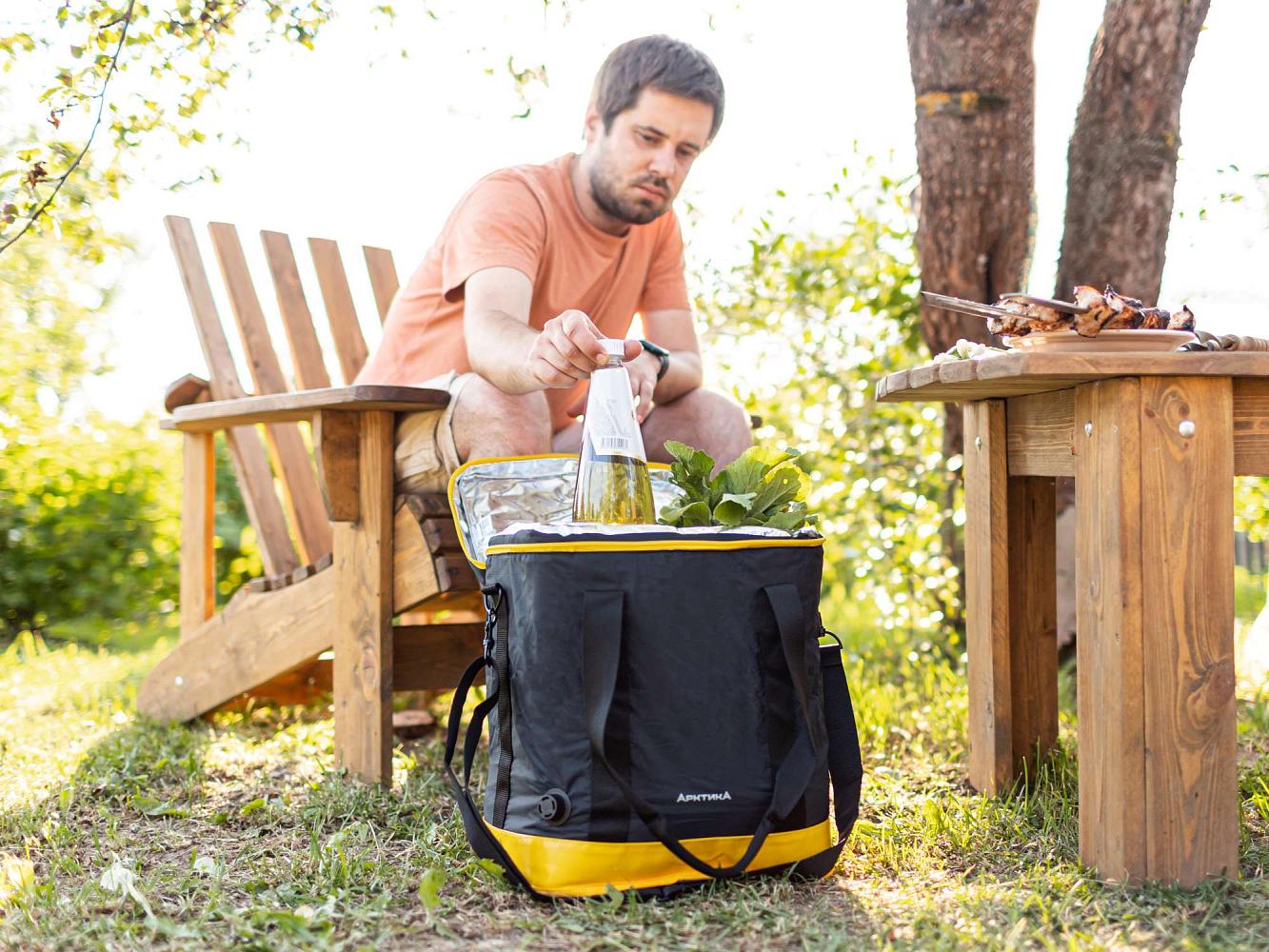 Термосумка «Порт Диксон» с утолщенными стенками и отражающим внутренним слоем не уступает по времени удержания термоконтейнеру аналогичного объема.